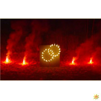 Zwei brennende Ringe mit Bengalfeuer